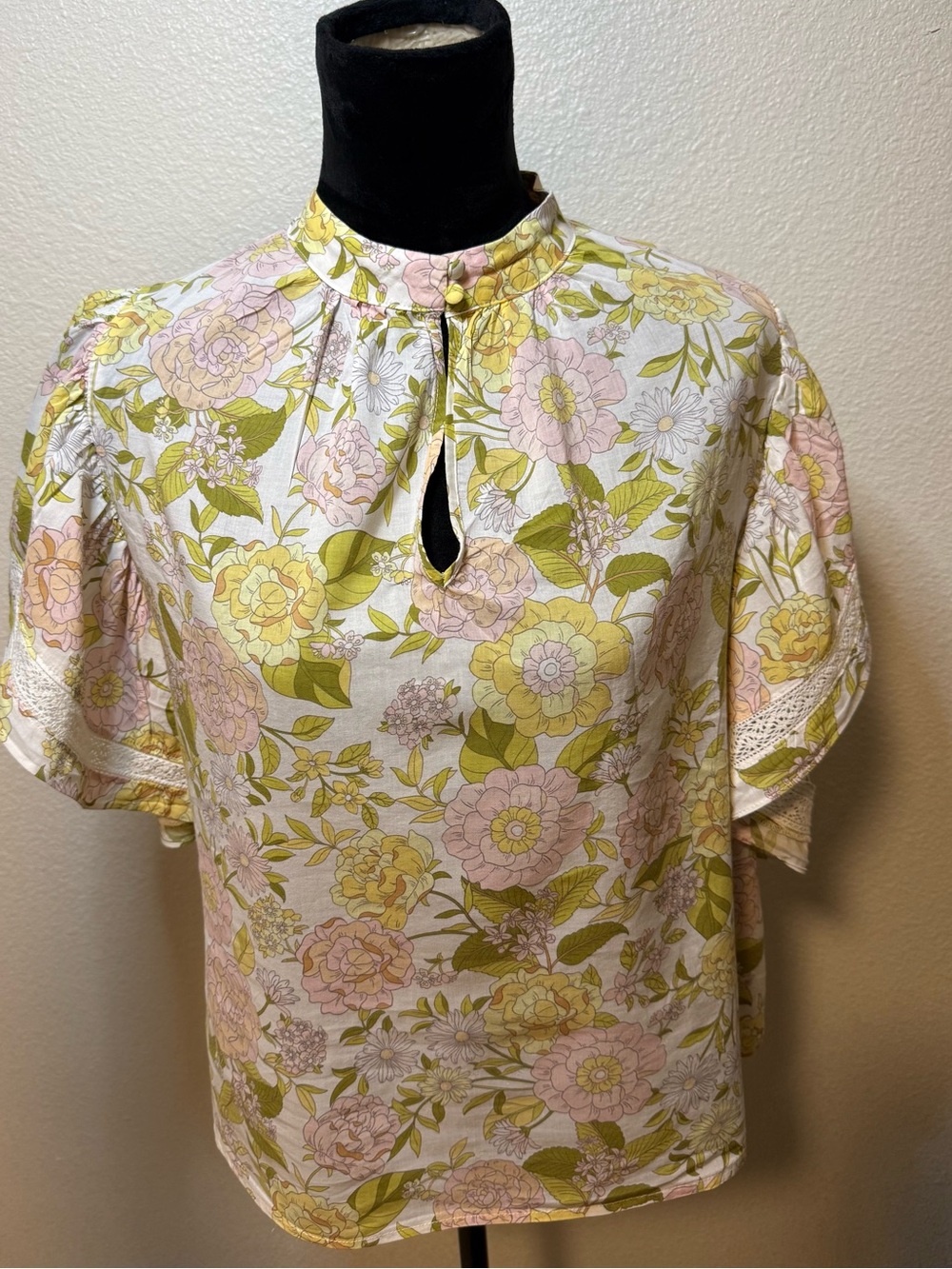 Who What Wear Floral Cottagecore Blouse Lace Flutter Sleeve Keyhole Boho Top